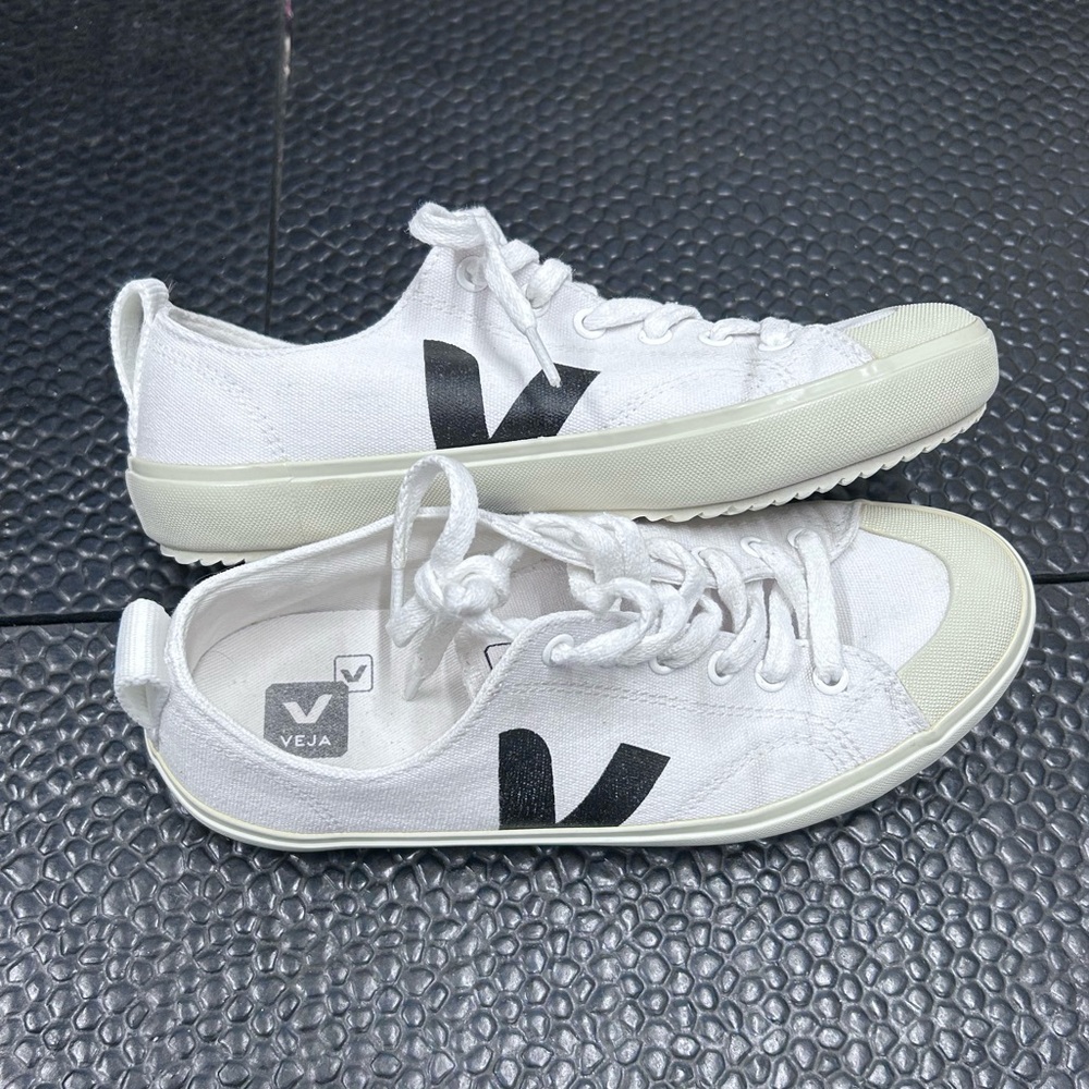 Veja Nova Canvas Sneaker White Black Size 7